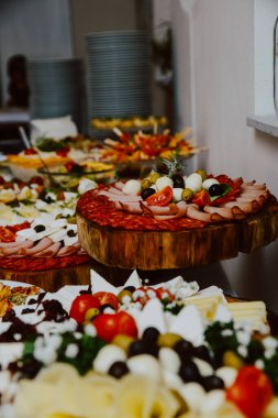 Kutlamada tabakta servis edilen yemekli masa. Misafirler için atıştırmalık