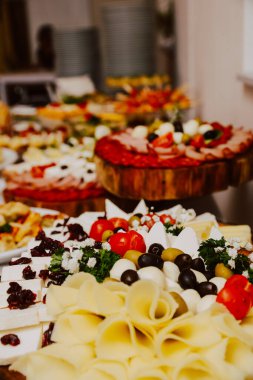 Kutlamada tabakta servis edilen yemekli masa. Misafirler için atıştırmalık