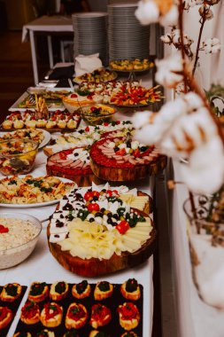 Kutlamada tabakta servis edilen yemekli masa. Misafirler için atıştırmalık