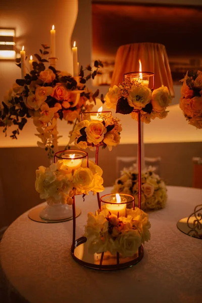 Krásná Stolní Dekorace Pro Speciální Den Dekorativní Květiny Svíčky — Stock fotografie
