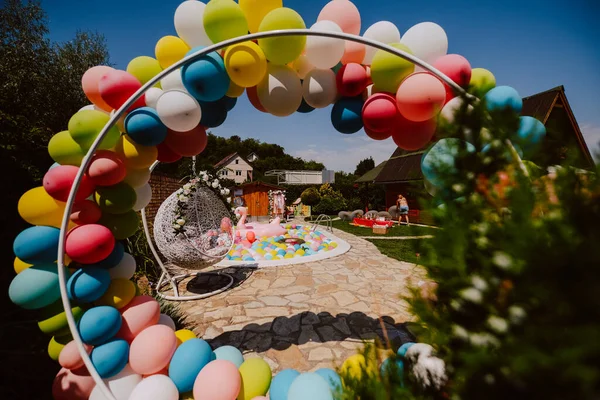 Havuz balonları ve pembe flamingolarla çok güzel dekore edilmiş bir bahçe. Bir yaz partisi için bahçe süslemesi