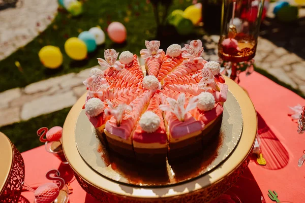 Bahçedeki Yaz Partisi Için Sevimli Pembe Bir Masa Masaya Pembe — Stok fotoğraf