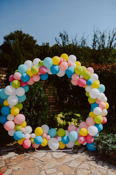 Havuz balonları ve pembe flamingolarla çok güzel dekore edilmiş bir bahçe. Bir yaz partisi için bahçe süslemesi