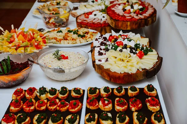 Mesa Con Comida Servida Platos Celebración Snack Para Invitados —  Fotos de Stock