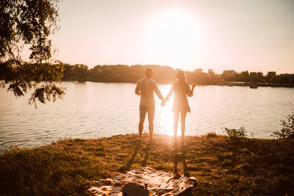 Una Guapa Rubia Caucásica Hombre Caucásico Están Junto Río Atardecer — Foto de Stock