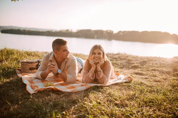 Ritratto Uomo Caucasico Una Donna Bionda Sdraiata Una Coperta Picnic — Foto Stock