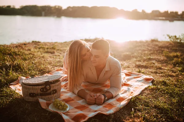 Retrato Hombre Caucásico Una Mujer Rubia Acostados Una Manta Picnic — Foto de Stock