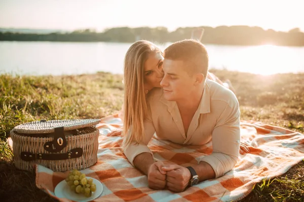 Retrato Hombre Caucásico Una Mujer Rubia Acostados Una Manta Picnic — Foto de Stock