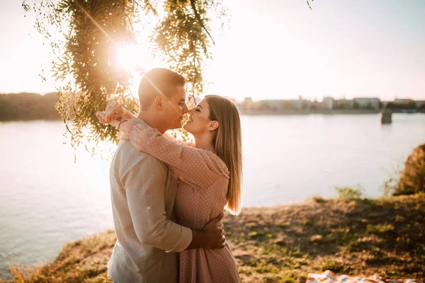 Vacker Kaukasisk Blond Kvinna Och Kaukasisk Man Står Och Kysser — Stockfoto