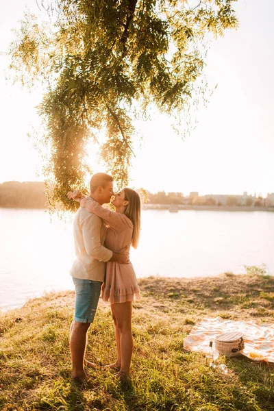 Vacker Kaukasisk Blond Kvinna Och Kaukasisk Man Står Och Kysser — Stockfoto