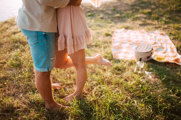 Primo Piano Delle Gambe Una Donna Abito Rosa Pastello Trova — Foto Stock