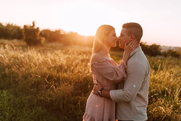 Una Bella Donna Caucasica Bionda Abito Rosa Pastello Uomo Caucasico — Foto Stock