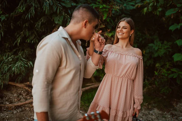 Uma Bela Mulher Caucasiana Vestido Rosa Pastel Homem Com Uma — Fotografia de Stock