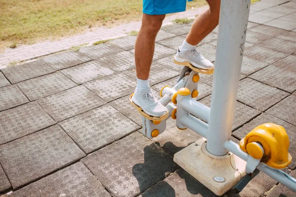 Primer Plano Guapo Atleta Caucásico Masculino Entrenando Paso Gimnasio Aire — Foto de Stock