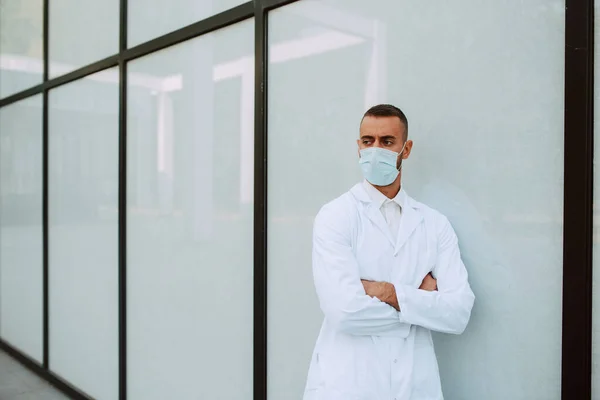 Πορτραίτο Ενός Νεαρού Καυκάσιου Γιατρού Άσπρη Στολή Προστατευτική Μάσκα Στο — Φωτογραφία Αρχείου