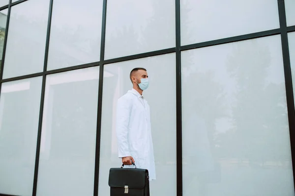 Een Jonge Blanke Arts Uniform Met Een Beschermend Masker Zijn — Stockfoto