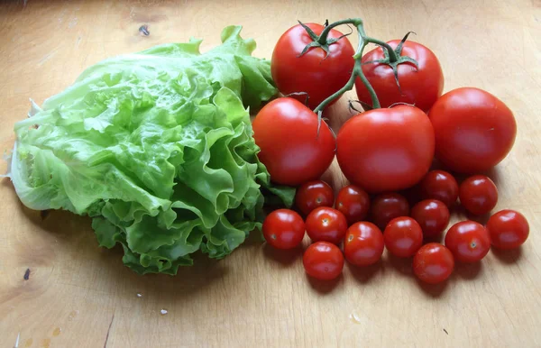 Świeżych Pomidorów Sałaty Gospodarstwa — Zdjęcie stockowe