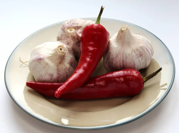 sarımsak ve acı biber.