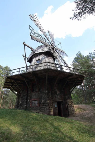 Letonca Açık Hava Müzesi. Latgale dan Hollanda tarzı yel değirmeni.