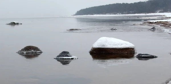 Kış zamanı Riga Gulf coast Saulkrasti yakınındaki. Letonya. Düşük tide sahilinde 