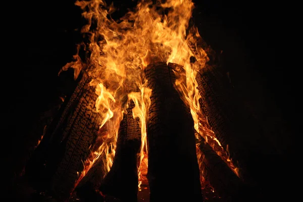 Bir şenlik ateşi ile geç akşam saat içinde büyük bir alev