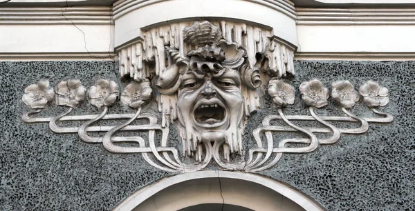 Art Nouveau saati ev cephe parçası. Yıl 1902, Karl Scheele ve Frederick Scheffel Mimarlar. Heykeltraş Ağustos Folcs Gertrudes sokak 10, Riga Letonya.