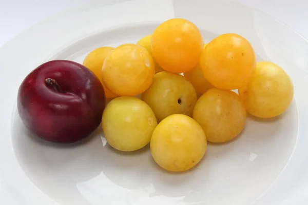  Çiftlikten sağlıklı yemek için taze Erik