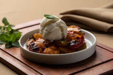 Elmalı vanilyalı dondurma beyaz tabak tahta peçete ve...