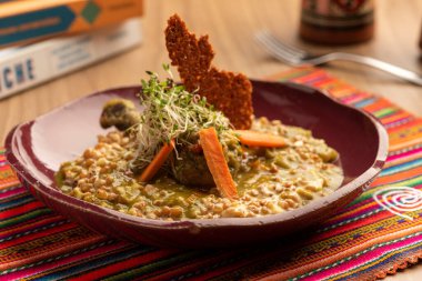 Seco de Pollo - kitaplarla dolu bulanık bir geçmişi olan geleneksel Peru yemeği