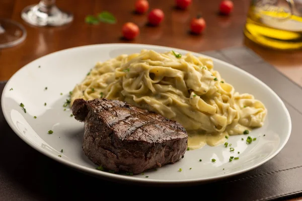 Steak Pasta Tagliatelle Fetuccini Plate Blurred Background Tomatoes Olive Oil — 图库照片