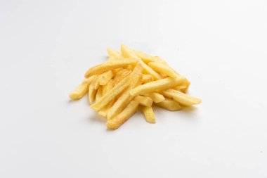 Beyaz arka planda patates kızartması. Patates kızartması menüsü izole edilmiş.