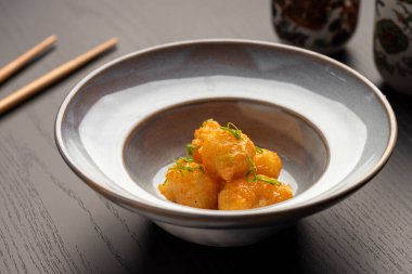 Japon Çin usulü kızarmış tavuk ya da balık tempurası mavi seramik tabak ve çubuk üzerinde