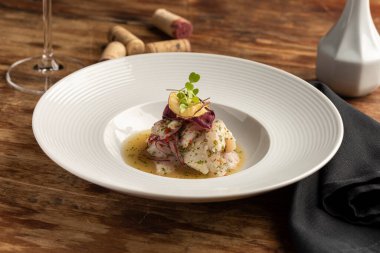 Tahta bir masa üzerinde balık deniz mahsulü ceviche cebiche ve şarap bardağı ve mantar, tipik Peru yemeği..