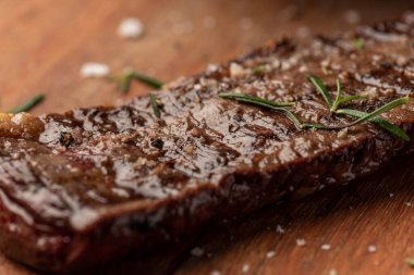 Biberiye ve tuzlu ızgara biftek.