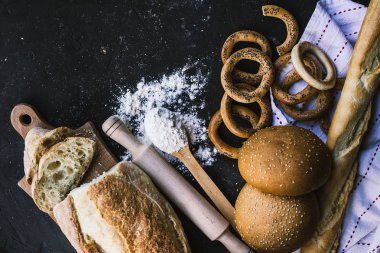 Ekmek sınır koyu arka plan üzerinde