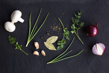 Sarımsak soğan ve maydanoz siyah bir zemin üzerine