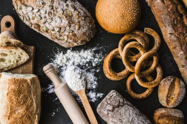 Çok karışık ekmek ve el yapımı simit