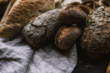 Çok karışık ekmek ve el yapımı simit