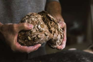 Ekmek paylaşıyorum.