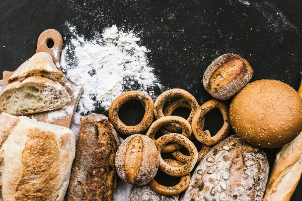 De nombreux pains mélangés et bagels faits à la main — Photo