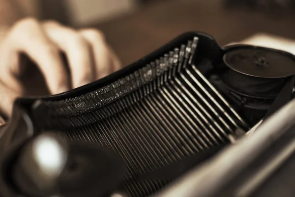 Les mains d'un jeune homme tapant sur une machine à écrire vintage antique — Photo