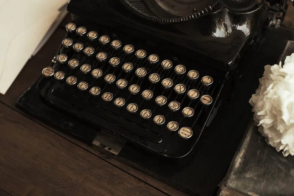 Παλαιά γραφομηχανή μαύρο με χαρτί αξίζει στο τραπέζι — Φωτογραφία Αρχείου
