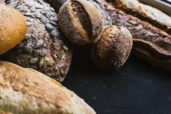 Muchos panes mezclados y rosquillas hechas a mano — Foto de Stock