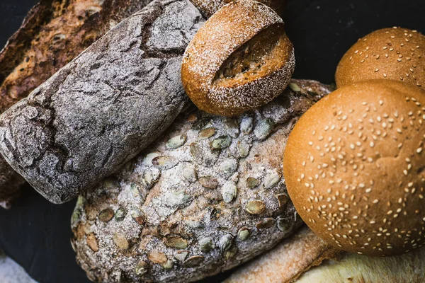 De nombreux pains mélangés et bagels faits à la main — Photo