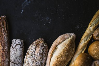 Çok karışık ekmek ve el yapımı simit