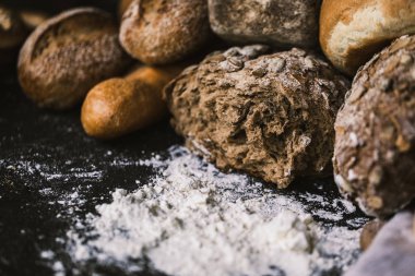 Çok karışık ekmek ve el yapımı simit