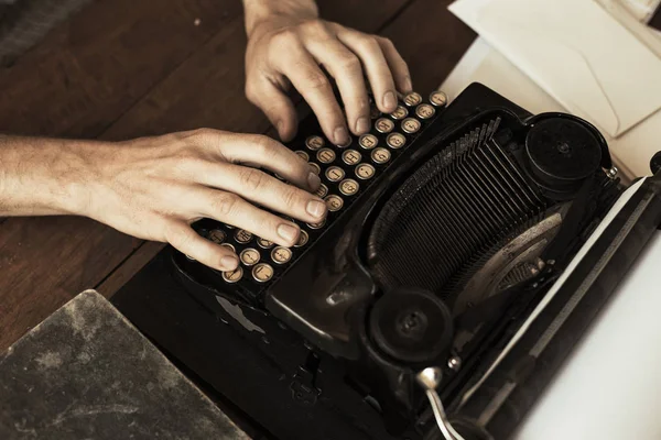 Τα χέρια του νεαρού πληκτρολογώντας σε μια αντίκα vintage γραφομηχανή — Φωτογραφία Αρχείου
