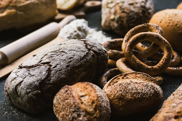 Muchos panes mezclados y rosquillas hechas a mano — Foto de Stock