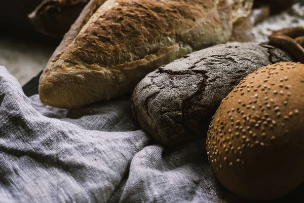 Muitos pães misturados e bagels feitos à mão — Fotografia de Stock