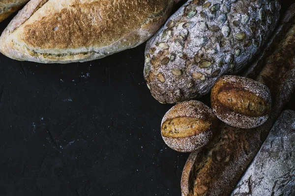 Muchos panes mezclados y rosquillas hechas a mano — Foto de Stock